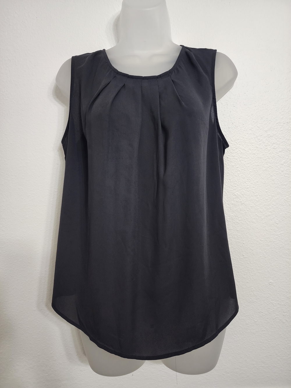 Worthington Sleeveless Black Pleated Round-Neck Women's Top